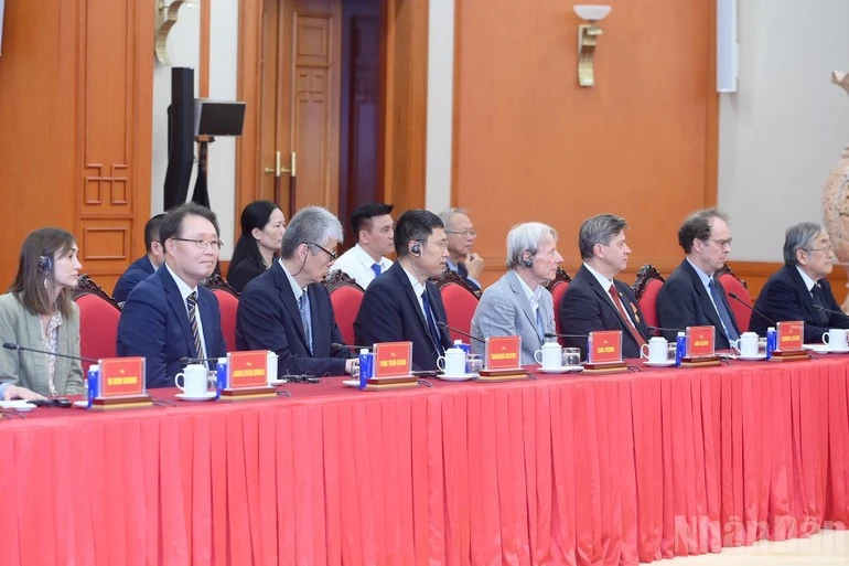 Các đại biểu tham dự cuộc tiếp.