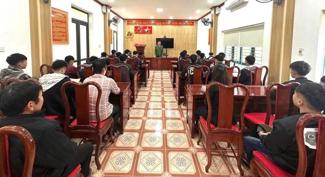 cong-an-xa-van-ban-tuyen-truyen-cho-cac-truong-hop-bi-trieu-tap.jpg