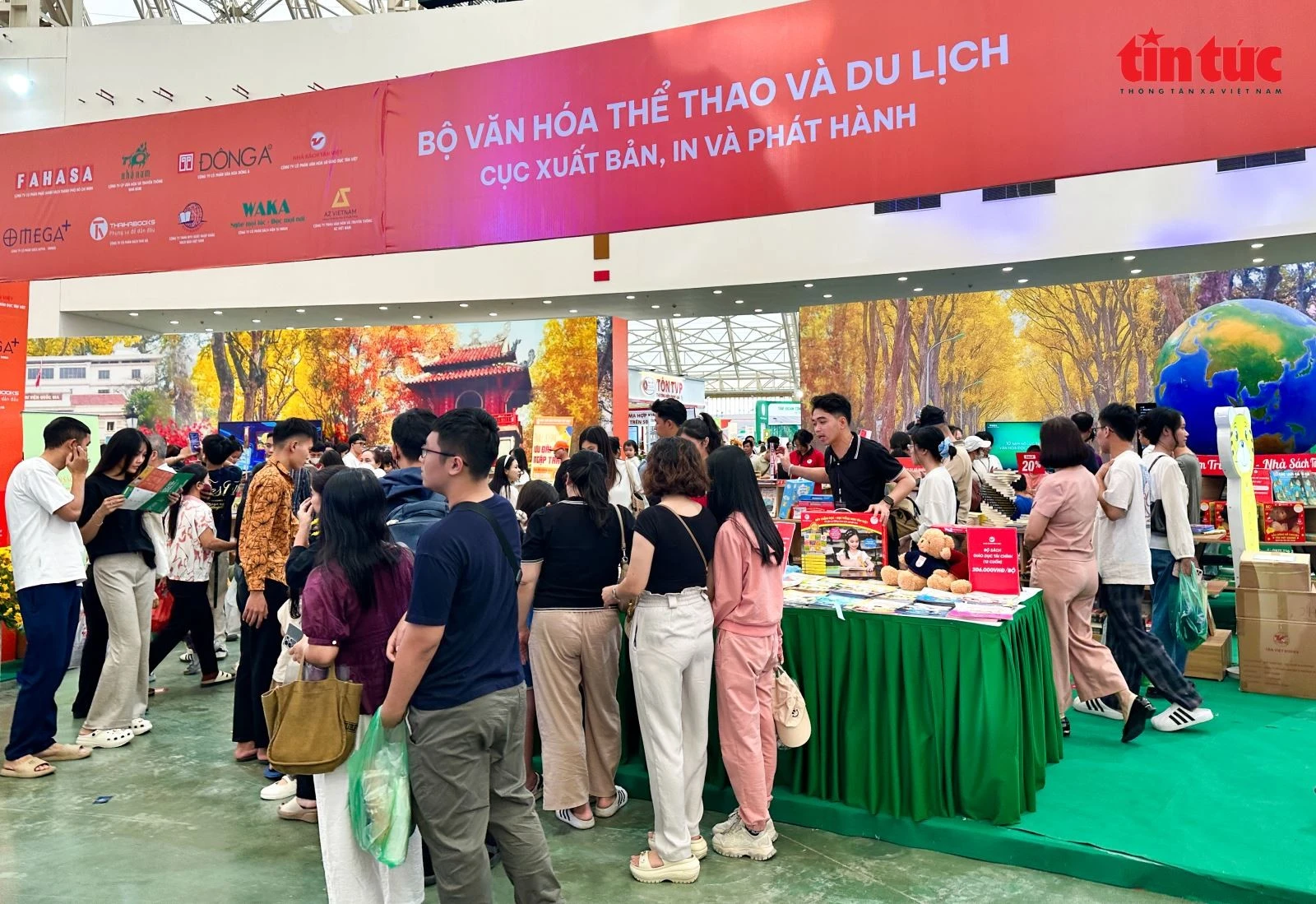 Dòng người tấp nập trong những gian hàng sách.