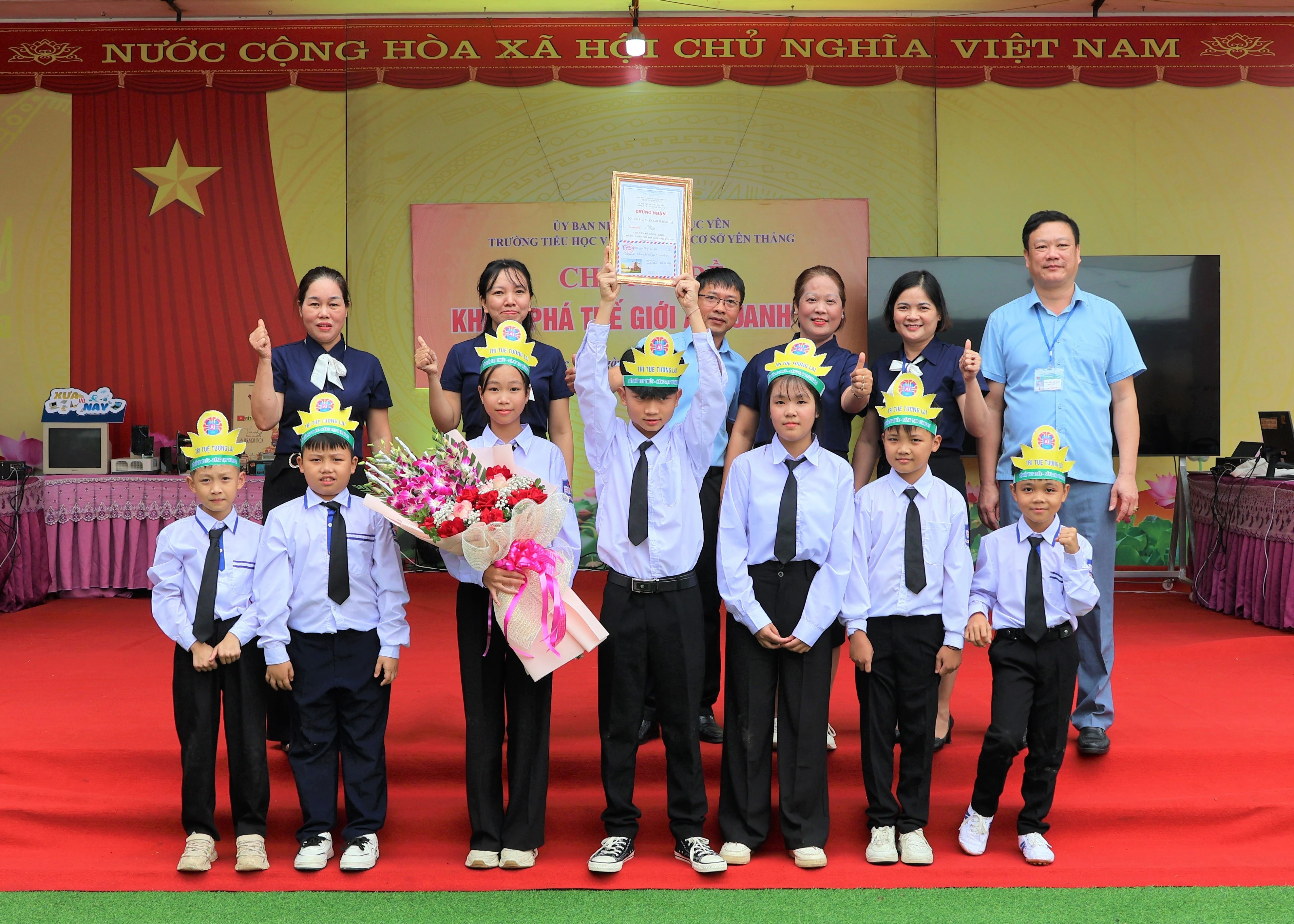 ban-to-chuc-trao-giai-nhat-cho-doi-tham-du-ngoai-khoa-9289.jpg