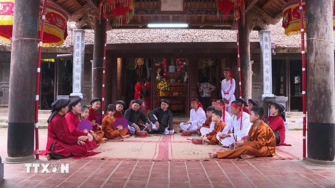 Các nghệ nhân làng Xoan gốc biểu diễn Hát Xoan tại Đình Hùng Lô, xã Hùng Lô, thành phố Việt Trì đã thu hút đông đảo người dân và du khách tham gia.