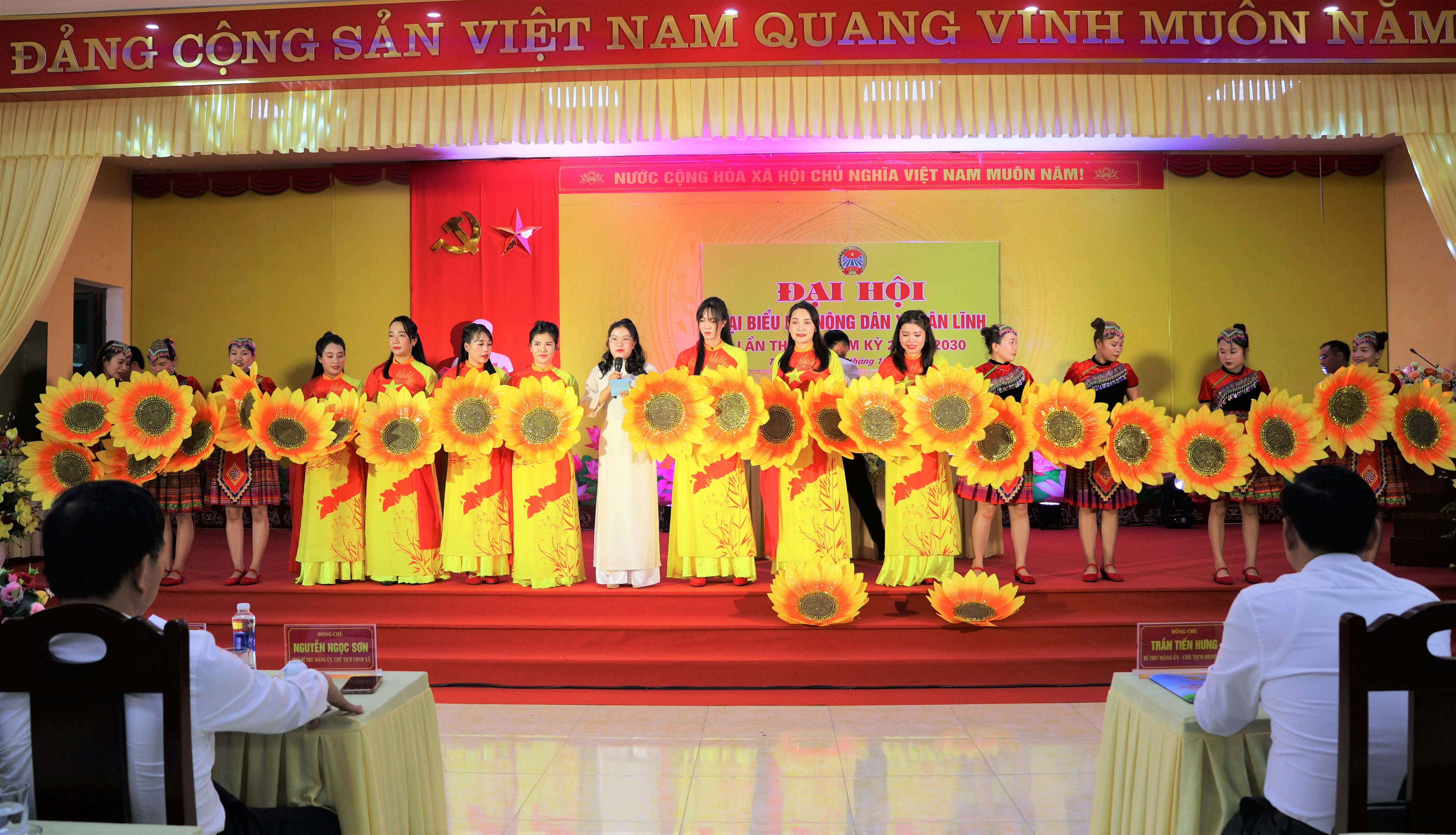 Văn nghệ chào mừng đại hội.