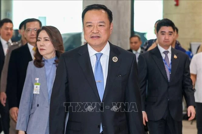 Thủ tướng Thái Lan Anutin Charnvirakul.