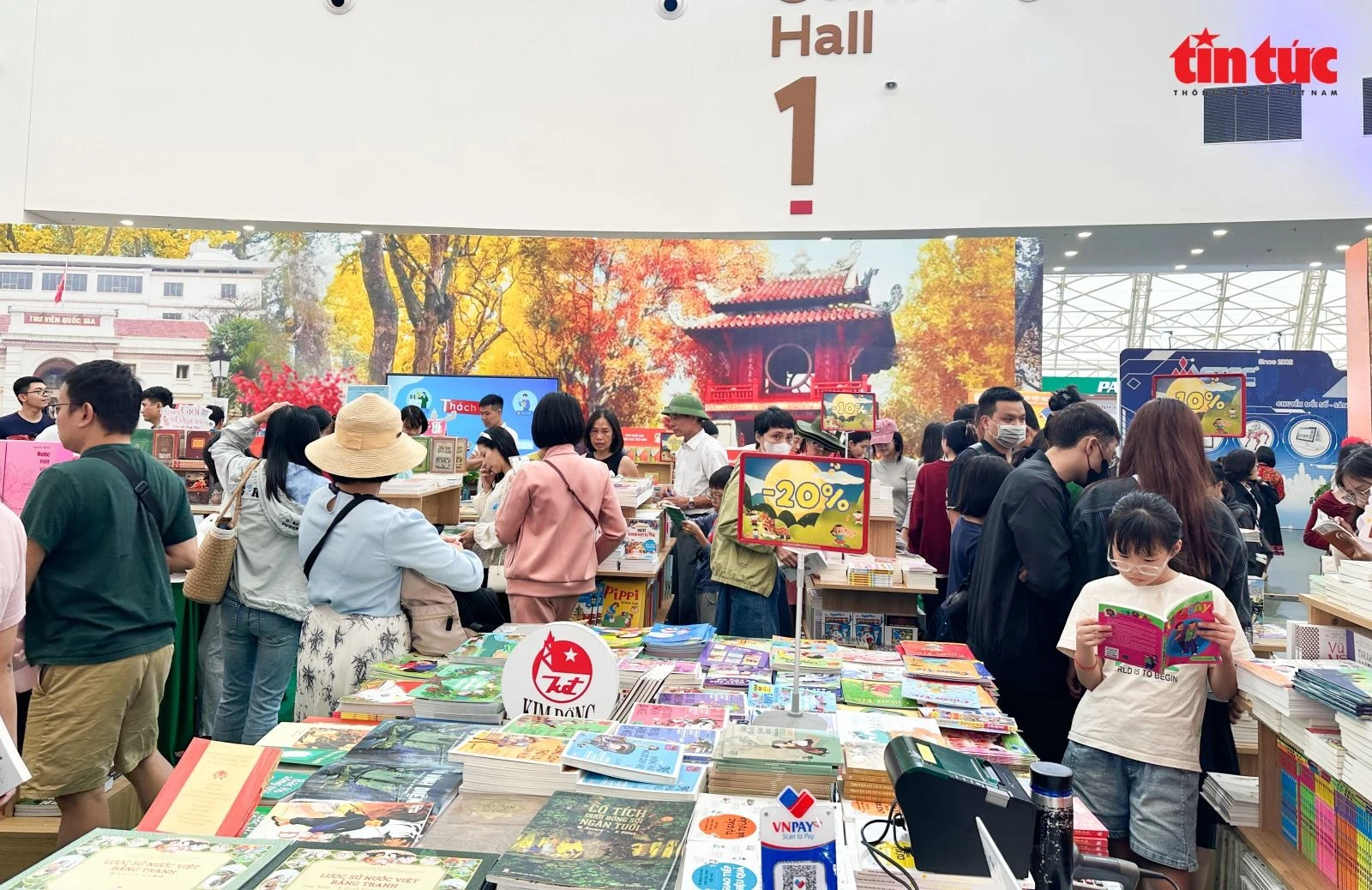 Không gian sách luôn thu hút đông đảo các gia đình và các bạn trẻ ghé thăm.