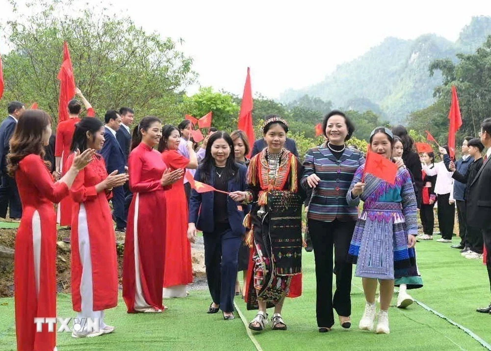 Phó Thủ tướng Phạm Thị Thanh Trà với các em học sinh vùng cao Lào Cai tại Lễ khởi công xây dựng 4 trường nội trú liên cấp ở biên giới Lào Cai.