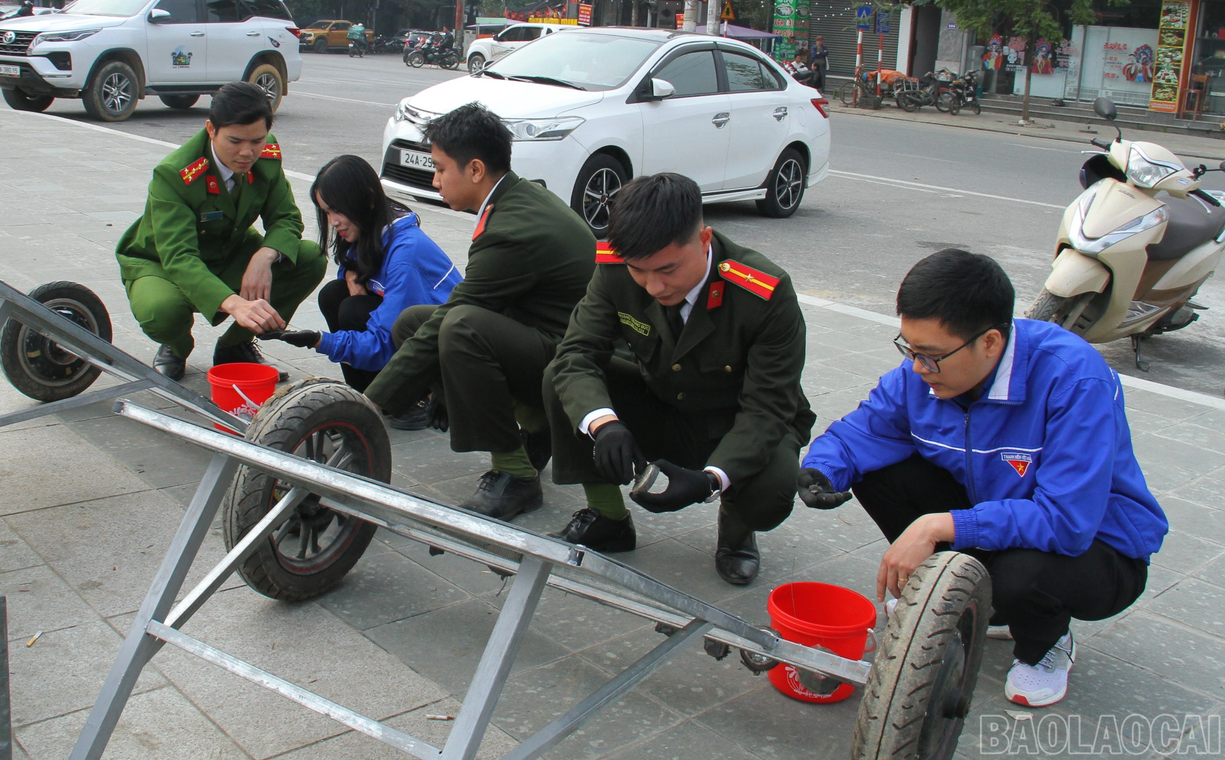 baolaocai-br_sau-2-tieng-hut-dinh-tren-tuyen-duong-minh-khai-va-nguyen-hue-co-nhieu-dinh-va-cac-di-vat-kim-loai-duoc-thi-gom-lai-7682.jpg