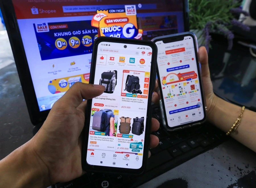Với chiếc điện thoại thông minh, việc mua sắm dễ dàng, thuận lợi hơn rất nhiều.