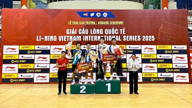 Ban tổ chức trao giải ở nội dung đôi nam.