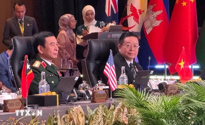 Đại tướng Phan Văn Giang, Bộ trưởng Quốc phòng Việt Nam và Tổng thư ký ASEAN Kao Kim Hourn tại hội nghị.