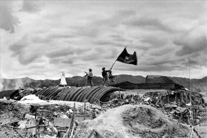Chiều 7/5/1954, lá cờ quyết chiến thắng" của Quân đội nhân dân Việt Nam tung bay trên nóc hầm tướng De Castries, đánh dấu thời khắc thắng Điện Biên Phủ "lừng lẫy năm châu, chấn động địa cầu”.