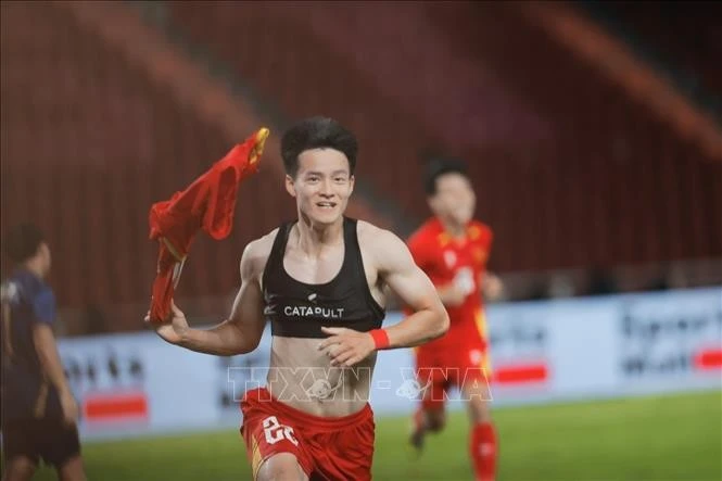 Cầu thủ Thanh Nhàn ăn mừng bàn thắng thứ ba của đội tuyển U22 Việt Nam.