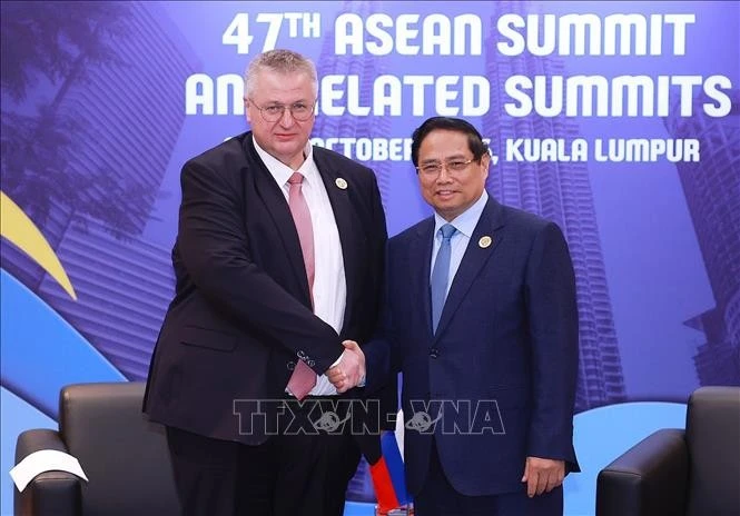 Thủ tướng Phạm Minh Chính gặp Phó Thủ tướng Nga Alexey Overchuk.