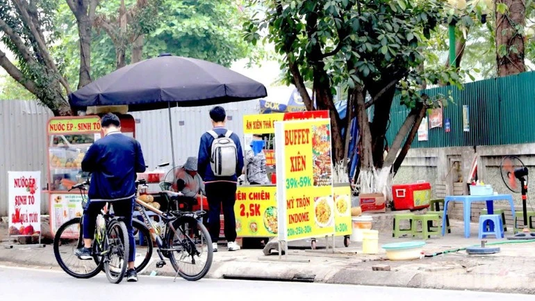 Thức ăn đường phố quanh trường học là thách thức không nhỏ cho công tác bảo đảm an toàn thực phẩm học đường.