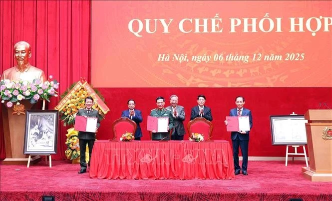 Tổng Bí thư Tô Lâm, Chủ tịch nước Lương Cường và Thủ tướng Phạm Minh Chính chứng kiến Lễ ký Quy chế phối hợp giữa Bộ Công an, Bộ Quốc phòng, Bộ Ngoại giao.