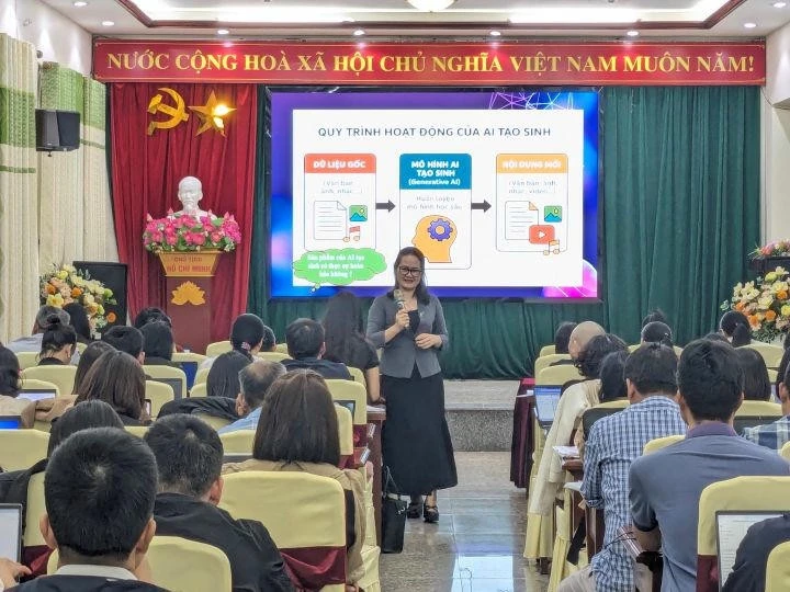 Chuyên gia hướng dẫn ứng dụng trí tuệ nhân tạo trong giáo dục tại lớp tập huấn dành cho giáo viên phổ thông tại Lạng Sơn.