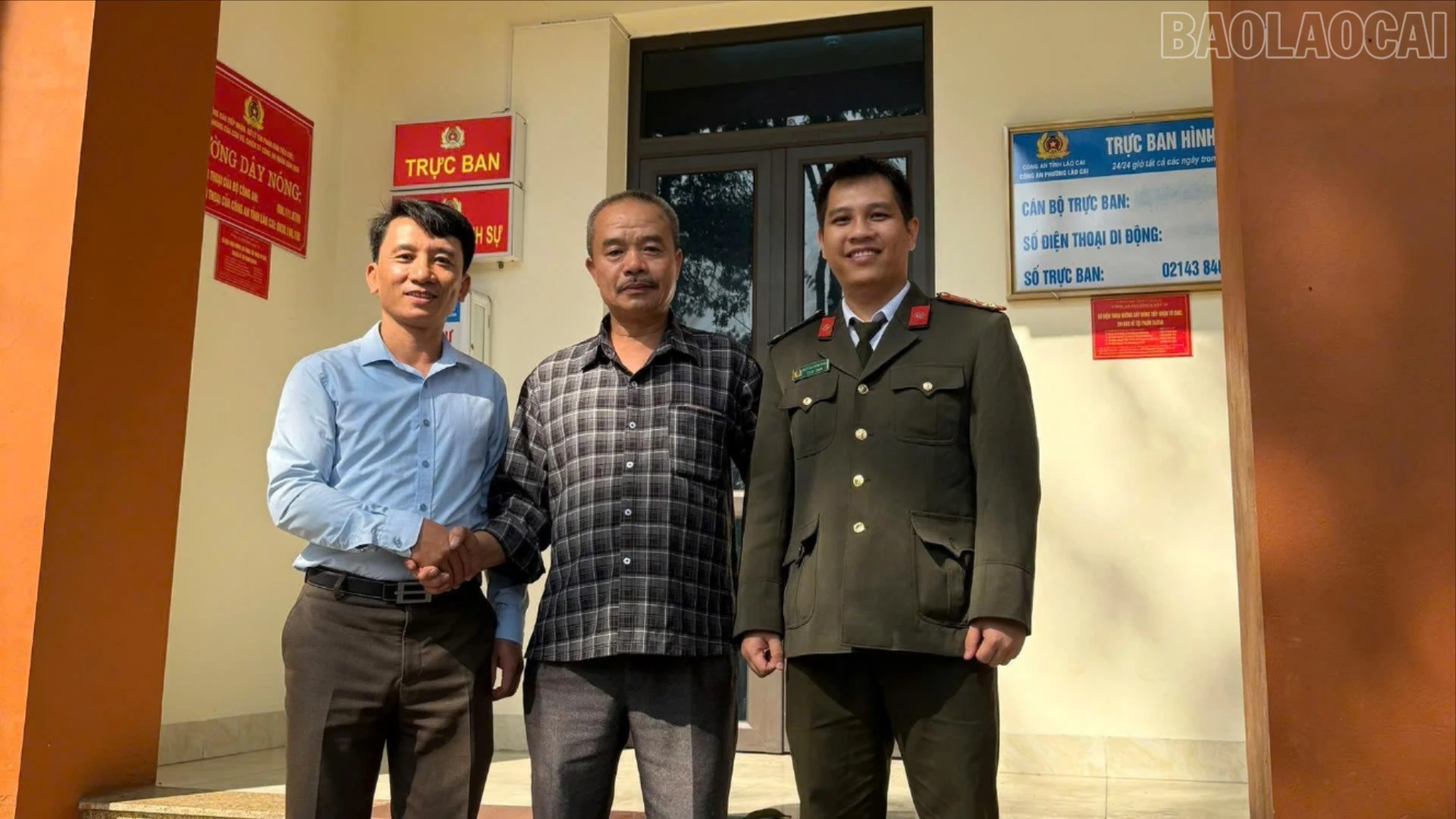 baolaocai-tr_anh-le-dang-khoa-chuyen-tra-lai-so-tien-1-ty-dong-cho-le-xuan-binh-duoi-su-chung-kien-cua-cong-an-phuong-2782.jpg