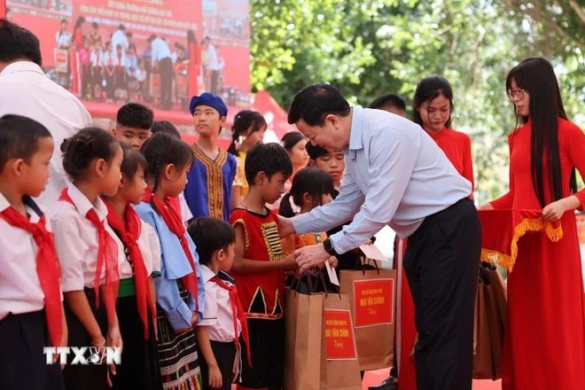 Phó Thủ tướng Mai Văn Chính tặng quà cho học sinh người đồng bào dân tộc thiểu số tại xã biên giới Ia Rvê tại Lễ khởi công trường phổ thông liên cấp tại xã biên giới Đắk Lắk.