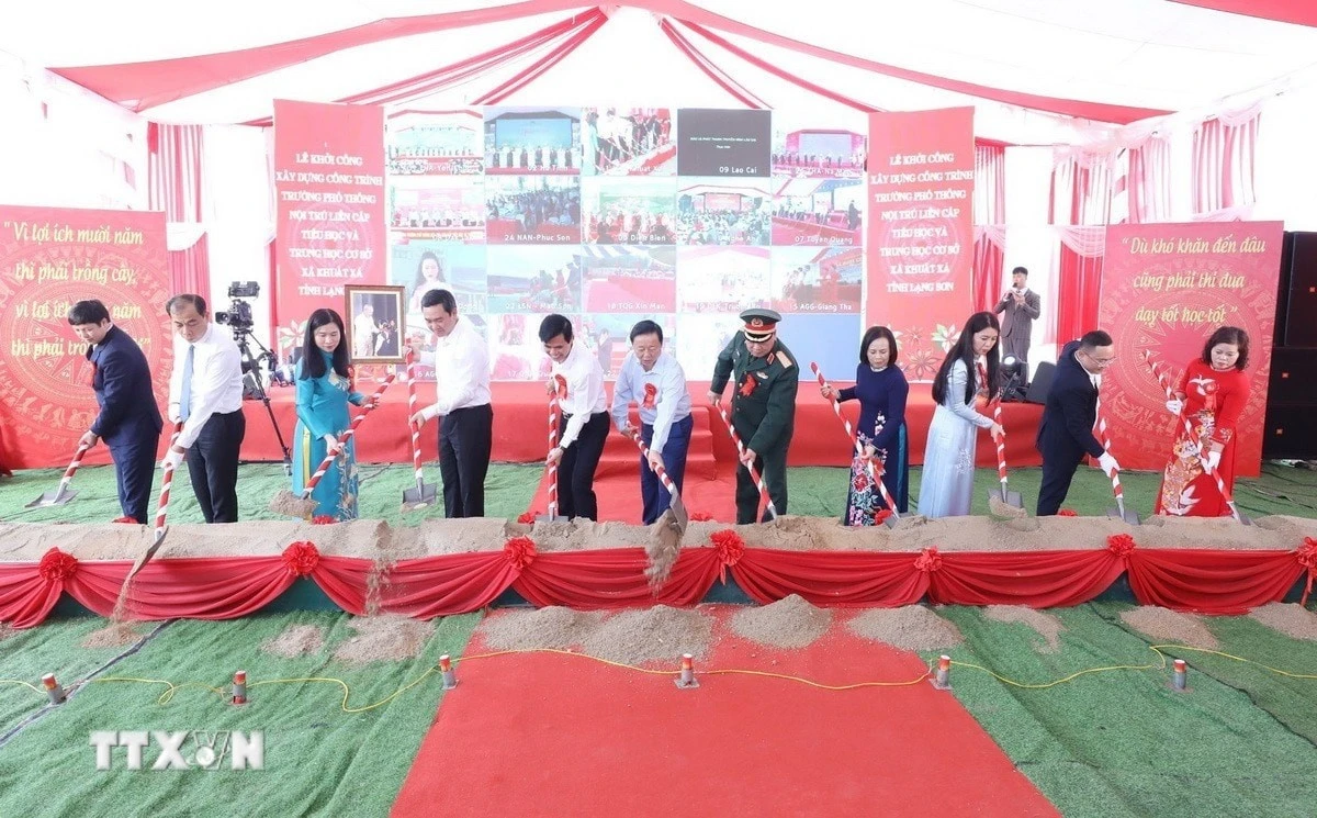 Phó Thủ tướng Chính phủ Trần Hồng Hà cùng các đại biểu thực hiện nghi thức khởi công trường phổ thông nội trú liên cấp tại Lạng Sơn.