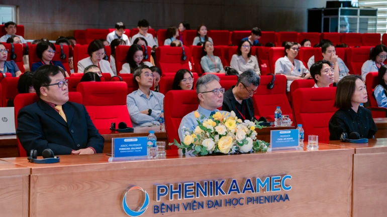 Các chuyên gia quốc tế tham dự hội nghị.