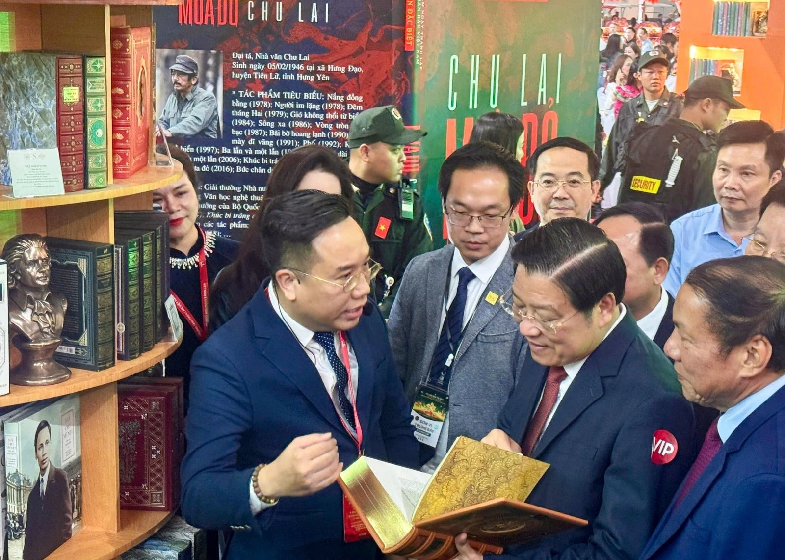 Các đồng chí lãnh đạo Đảng, Nhà nước và đông đảo người dân, du khách ghé thăm các gian sách.