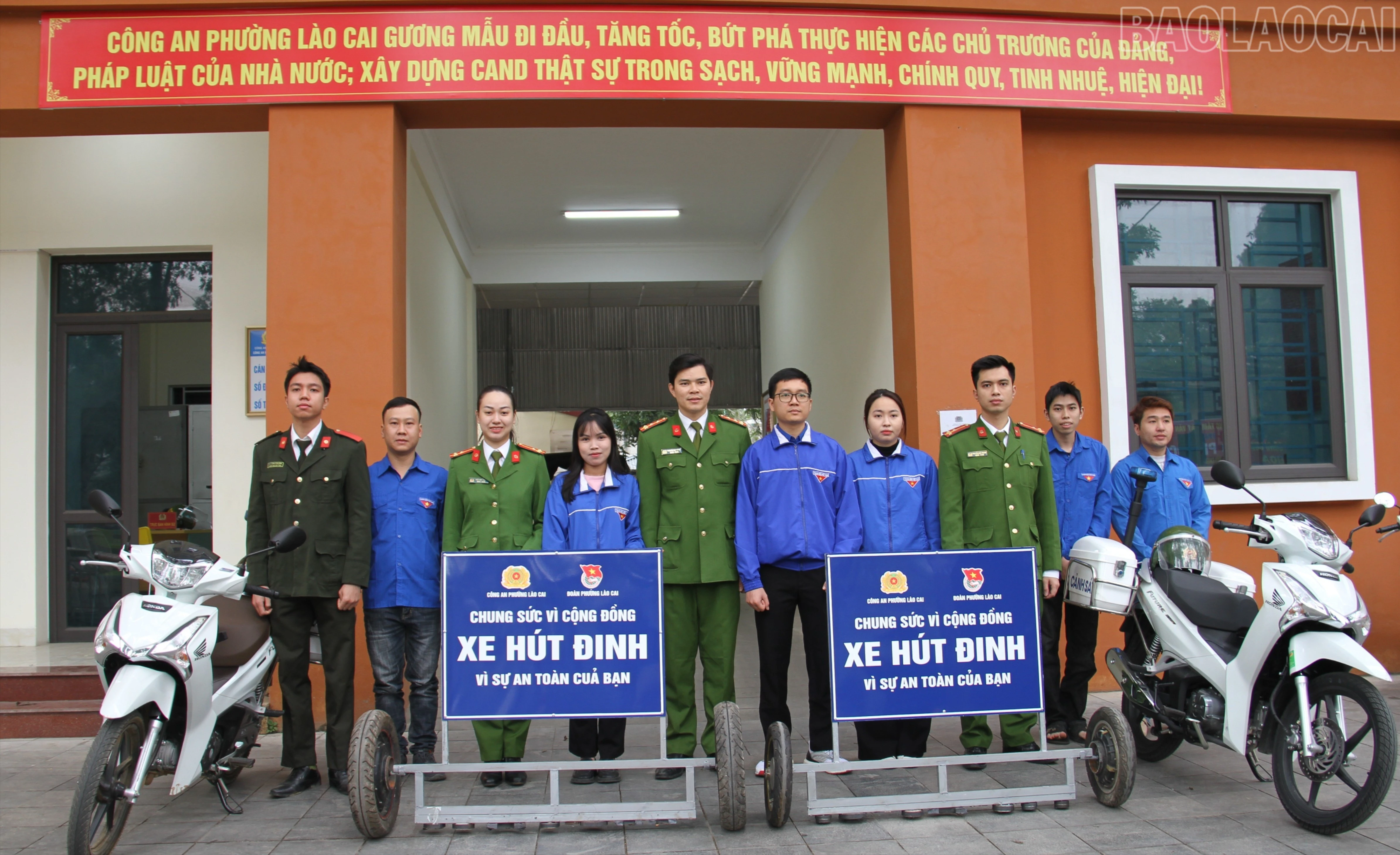 baolaocai-tr_luc-luong-doan-thanh-nien-cong-an-phuong-va-doan-phuong-lao-cai-ra-quan-lam-sach-long-duong-6821.jpg