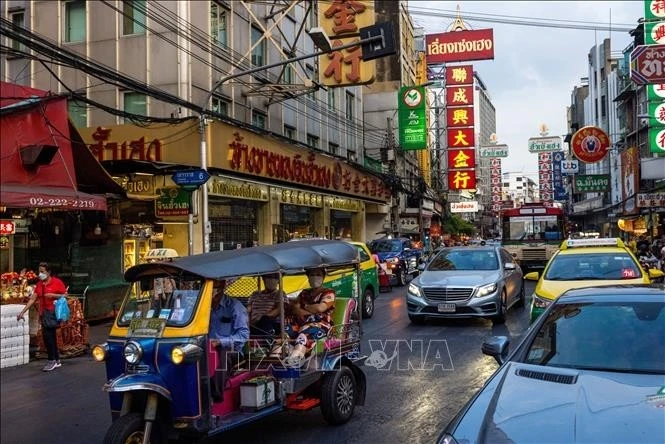 Khách du lịch tham quan thủ đô Bangkok, Thái Lan. Ảnh: TTXVN