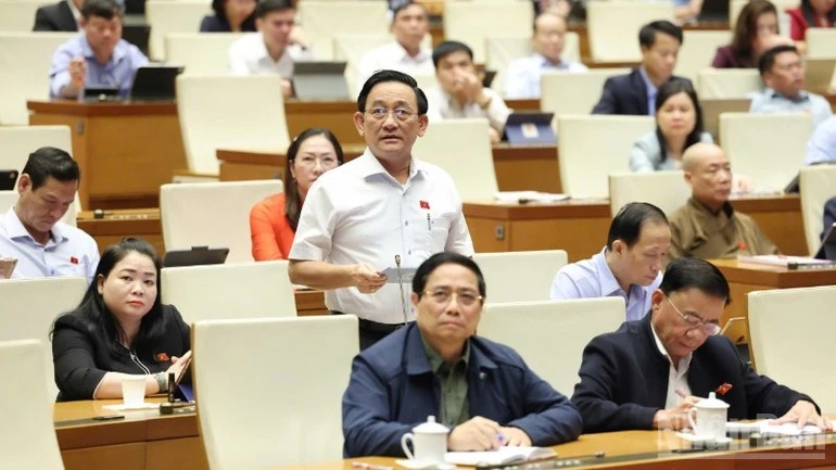 Đại biểu Trần Quốc Tuấn (Đoàn Vĩnh Long) phát biểu.