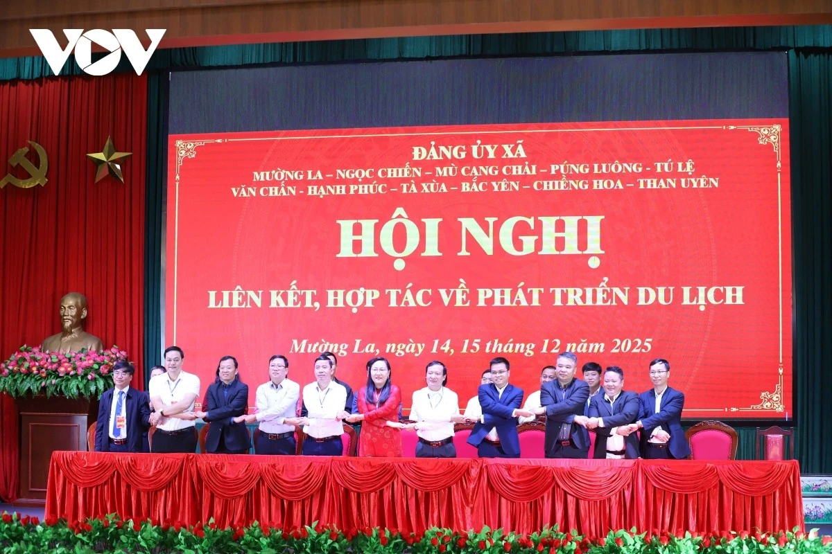 Đại biểu các xã ký kết thỏa thuận hợp tác, liên kết phát triển du lịch.