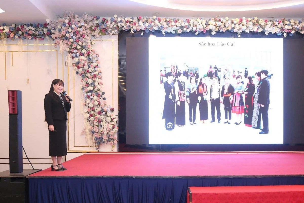 Cô Minh Diệp chia sẻ kinh nghiệm tại Hội thảo Giao lưu, tôn vinh điển hình tiên tiến trong công tác xoá mù chữ cho đồng bào dân tộc thiểu số.
