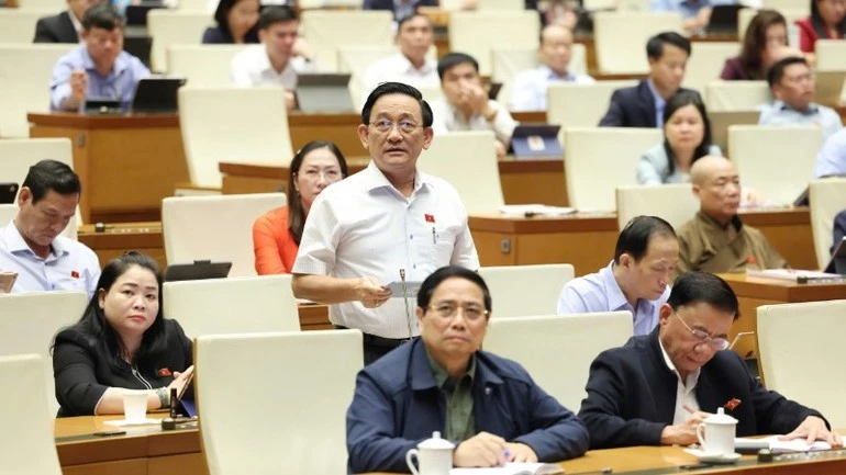Đại biểu Trần Quốc Tuấn (Đoàn Vĩnh Long) phát biểu tại hội trường.
