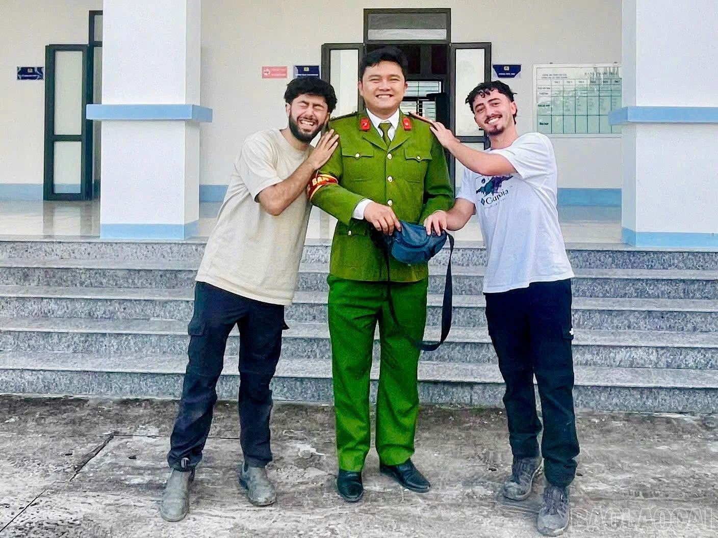 baolaocai-br_cac-du-khach-vui-mung-bay-bo-loi-cam-on-den-luc-luong-cong-an-xa-yen-thanh-da-giup-xac-minh-tim-lai-tai-san-quan-trong-bi-roi-mat.jpg