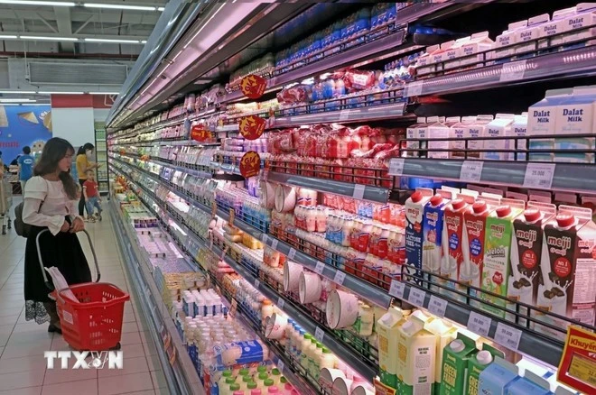Khách lựa chọn hàng hóa tại siêu thị.