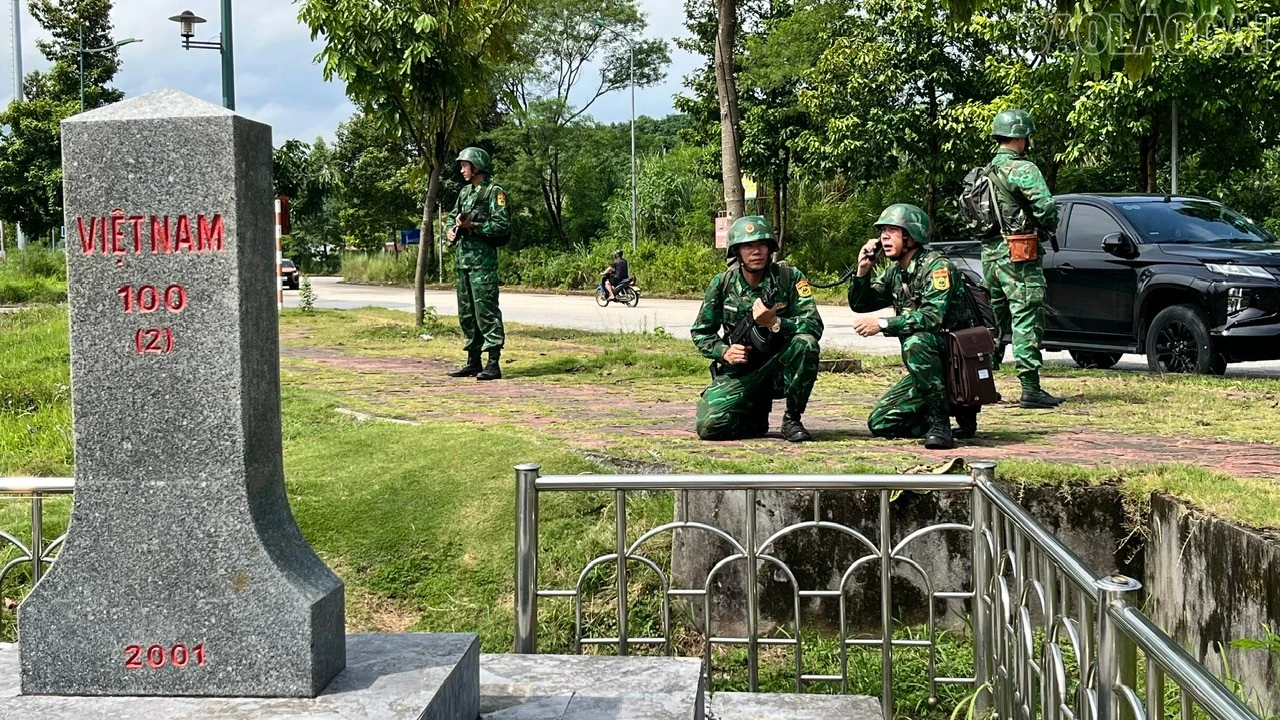 Cán bộ, chiến sĩ Đồn Biên phòng Cửa khẩu Quốc tế Lào Cai luyện tập phương án sẵn sàng chiến đấu.