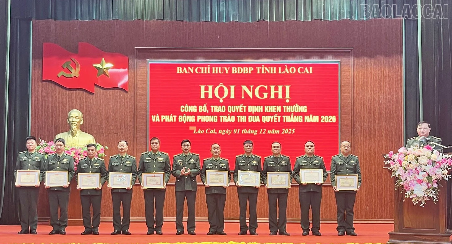 baolaocai-tr_9lanh-dao-ban-chi-huy-bdbp-tinh-tang-danh-hieu-chien-si-thi-dua-co-so-cho-cac-ca-nhan-1.jpg