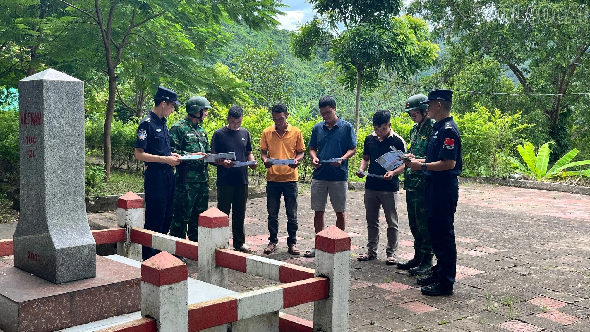 baolaocai-tr_don-bien-phong-ckqt-lao-cai-phoi-hop-voi-luc-luong-bien-phong-trung-quoc-tuyen-truyen-phap-luat-cho-cu-dan-bien-gioi-1.jpg