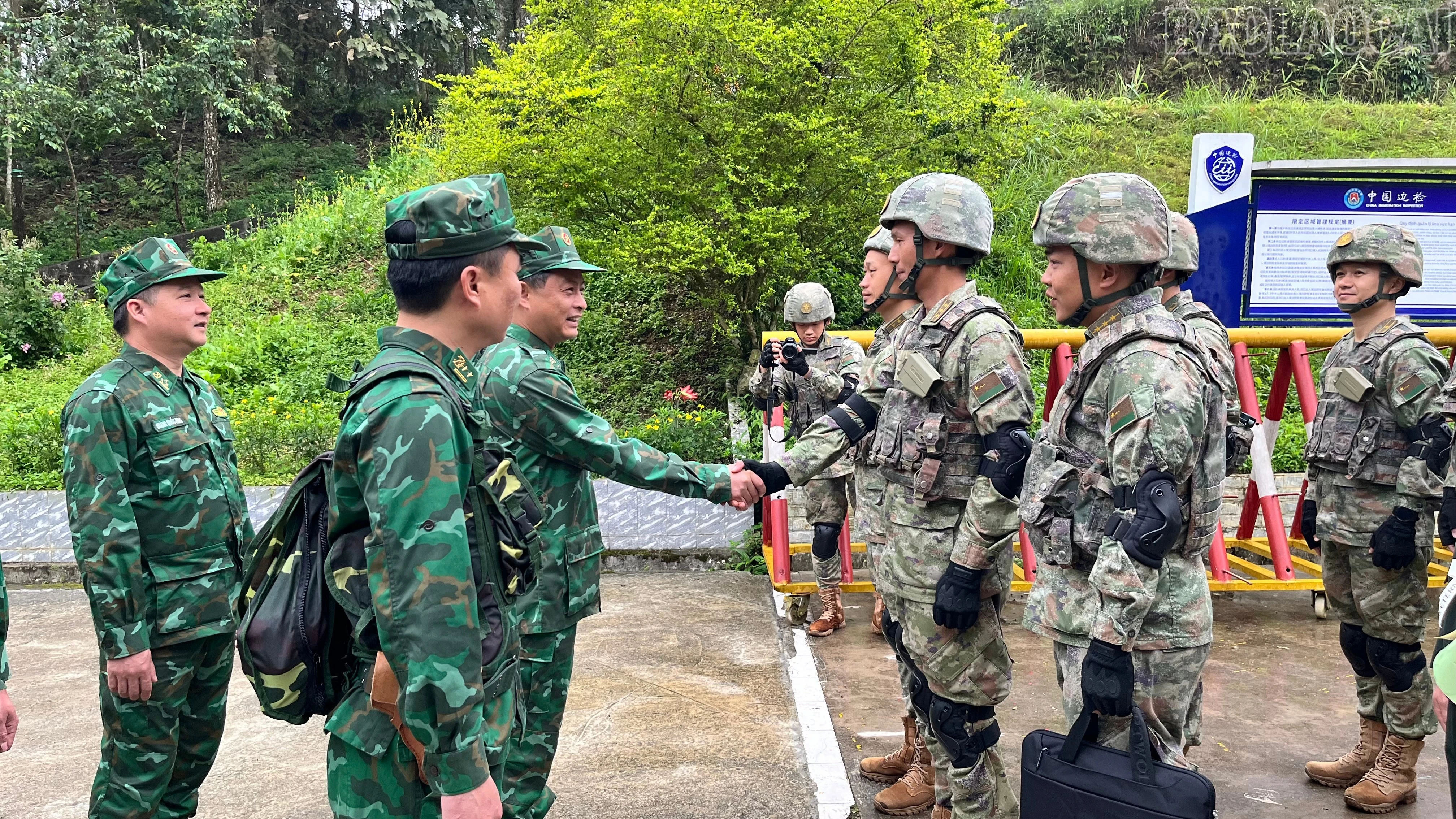 baolaocai-tr_6lanh-dao-ban-chi-huy-bdbp-tinh-lao-cai-viet-nam-va-lanh-dao-bdbp-khu-mong-tu-trung-quoc-trao-doi-phuong-an-tuan-tra-song-phuong.jpg