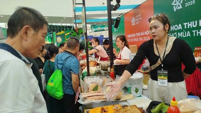 Khách tham quan Hội chợ mùa Thu.