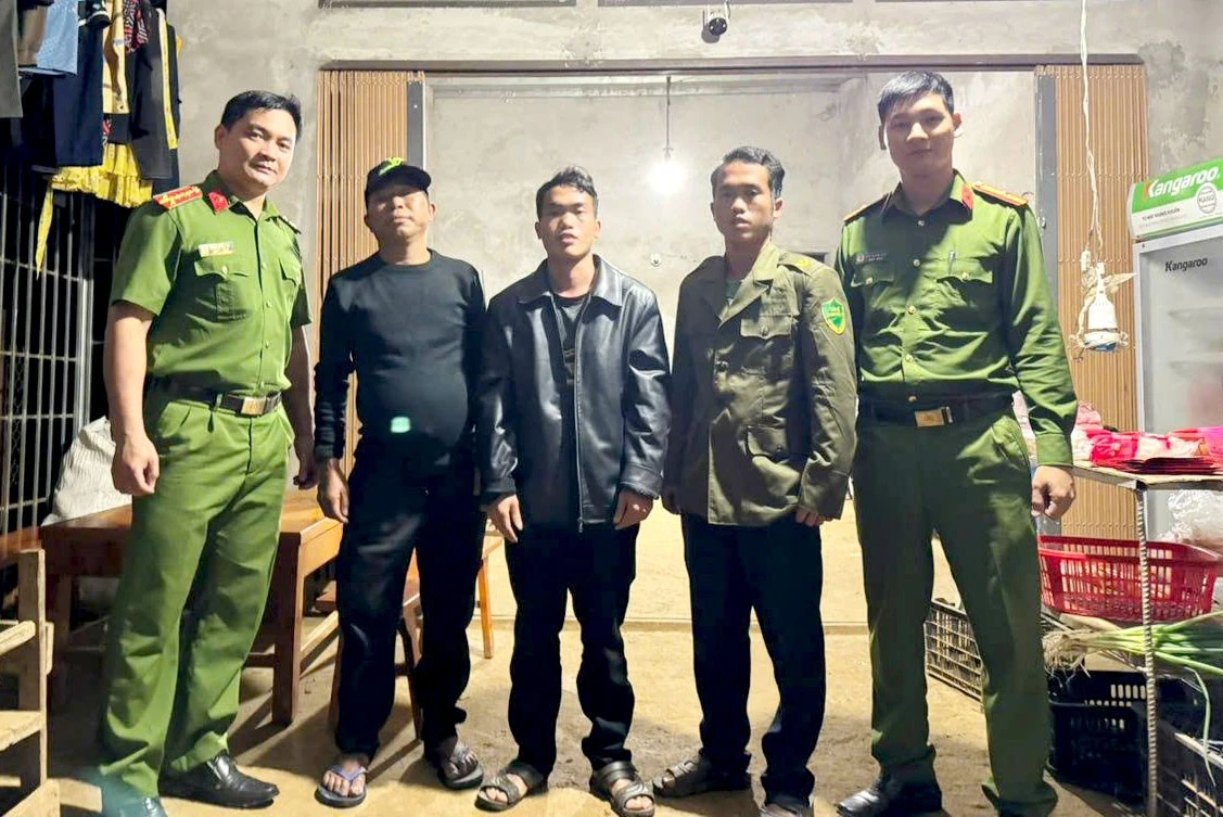 cong-an-xa-ban-giao-anh-chu-cho-gia-dinh.jpg