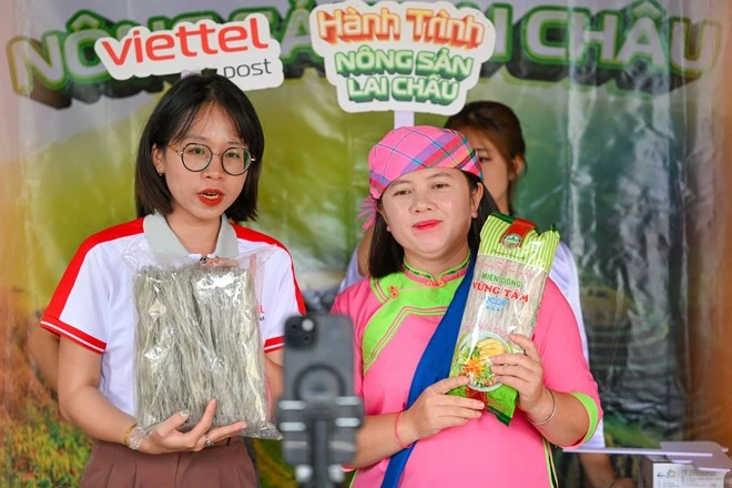 Đến nay, khoảng 20 phụ nữ đồng bào dân tộc tại Lai Châu đã có thể tự livestream, có thu nhập ổn định. (Ảnh: Minh Sơn/Vietnam+)