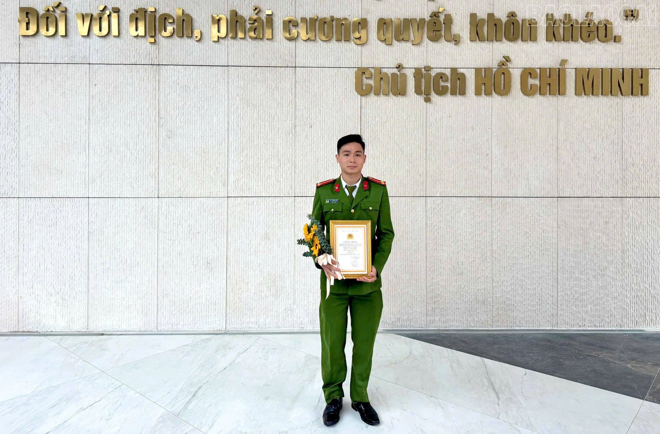 baolaocai-tr_dong-chi-trung-uy-lac-chung-hieu-tai-le-trao-giai-cuoc-thi-viet-chinh-luan-bao-ve-nen-tang-tu-tuong-cua-dang-nam-2025-trong-cong-an-nhan-dan-1133.jpg
