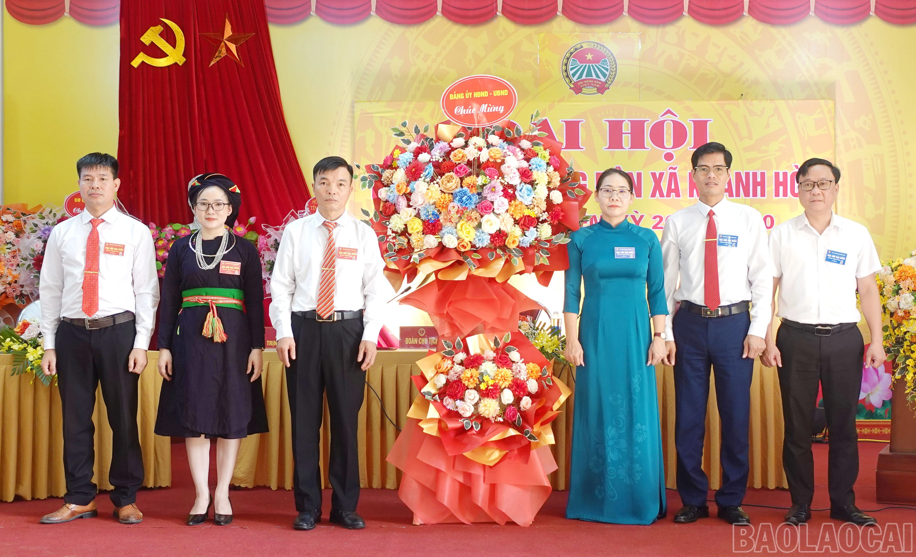 baolaocai-br_lanh-dao-xa-khanh-hoa-tang-lang-hoa-chuc-mung-dai-hoi.jpg