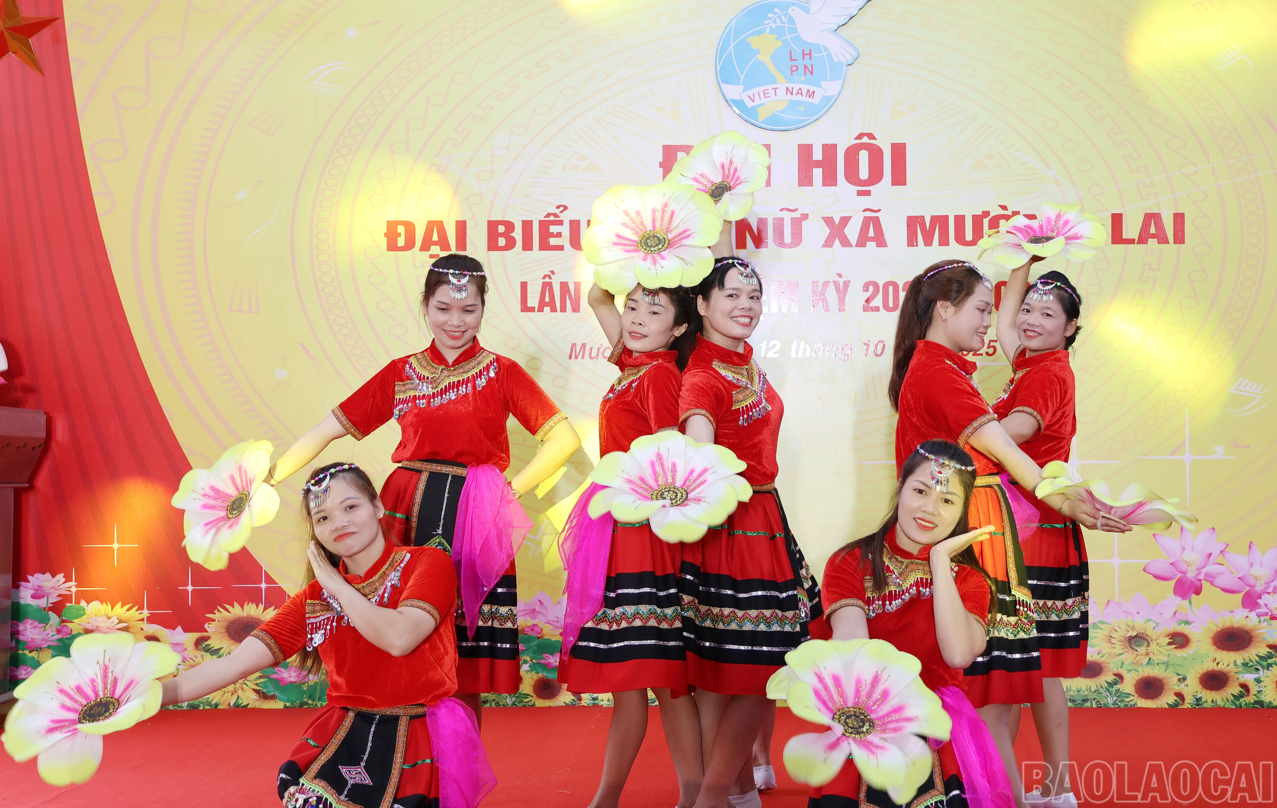 Văn nghệ chào mừng đại hội.