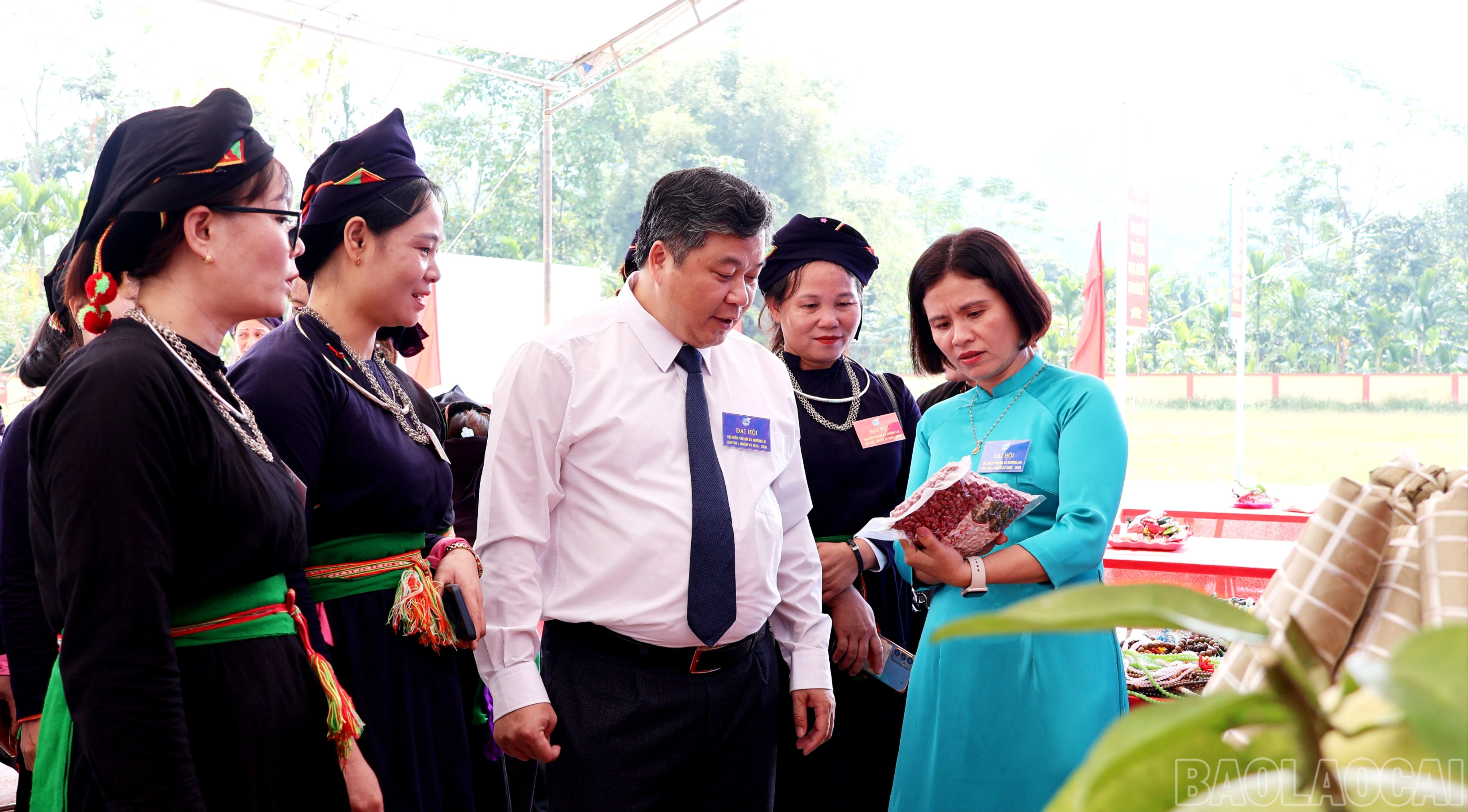 Các đại biểu tham quan gian trưng bày sản phẩm địa phương.
