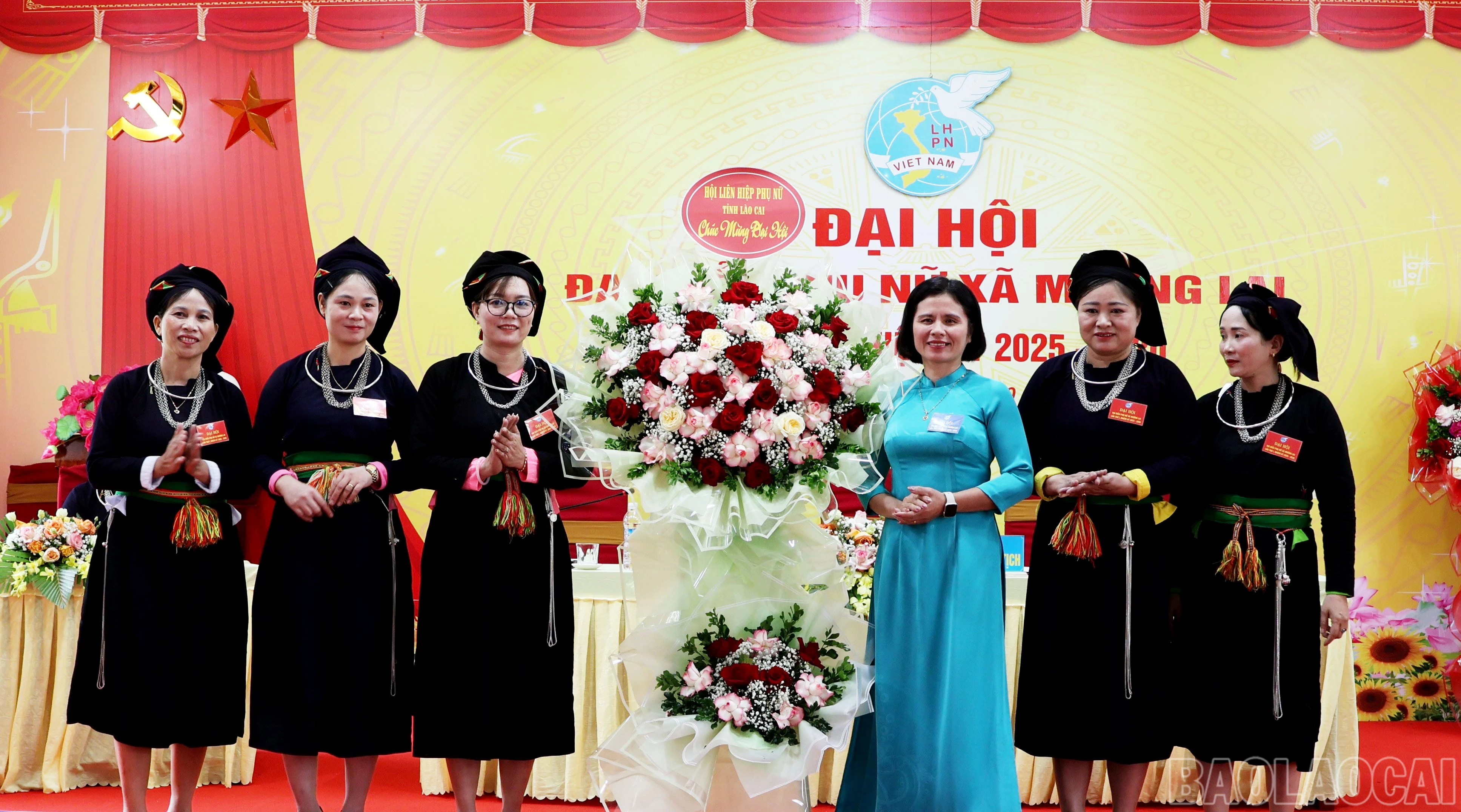 Đồng chí Hoàng Phương Thuý tặng hoa chúc mừng đại hội.