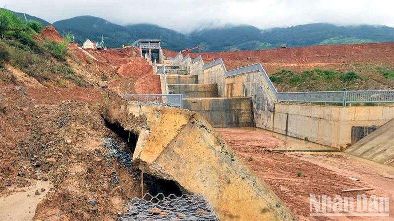 Tường công trình bể tiêu năng hồ chứa nước Đông Thanh bị đẩy nghiêng.