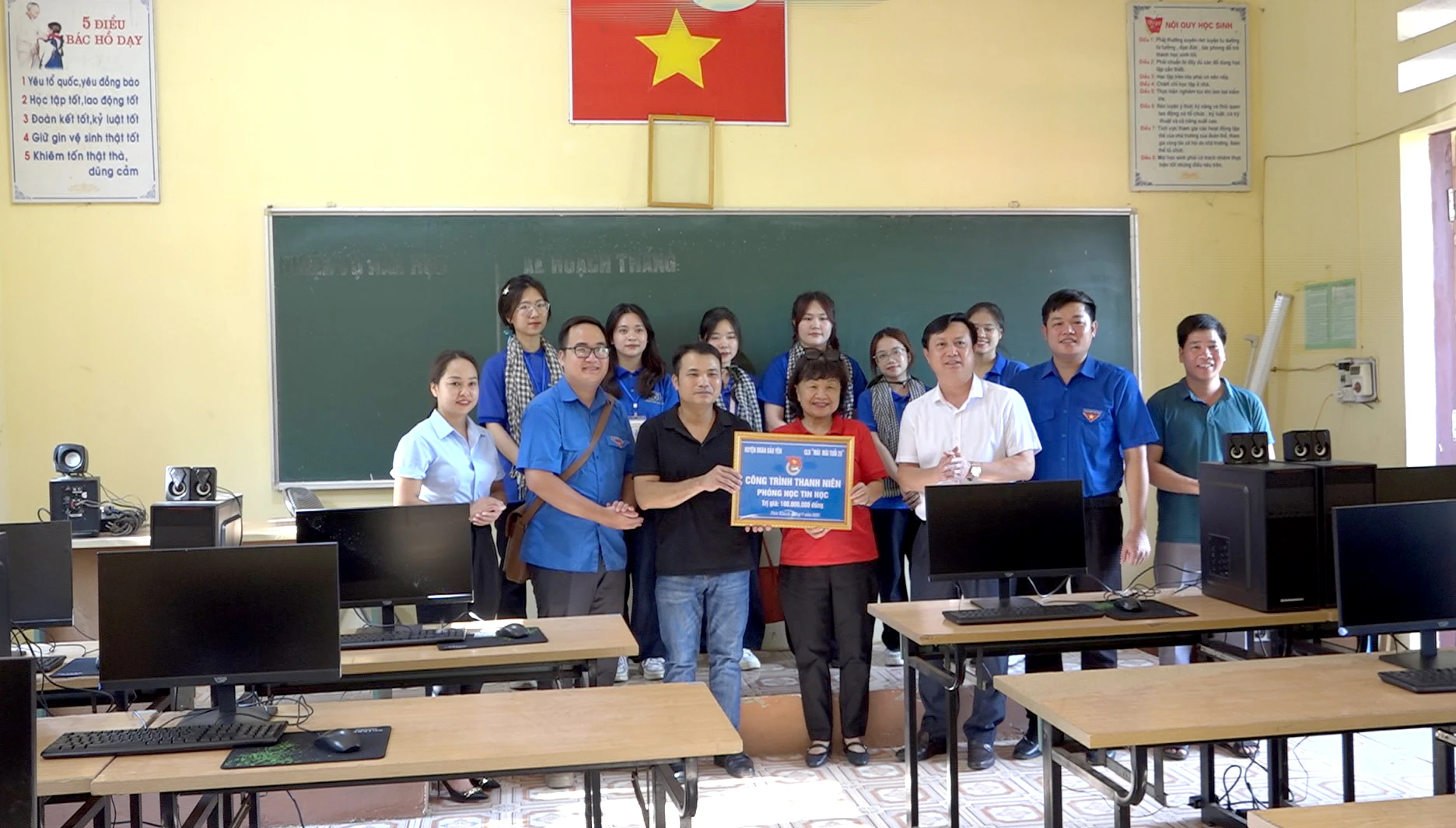 Câu lạc bộ Mãi mãi tuổi 20 bàn giao công trình thanh niên phòng tin học cho Trường THCS Phúc Khánh_.jpg