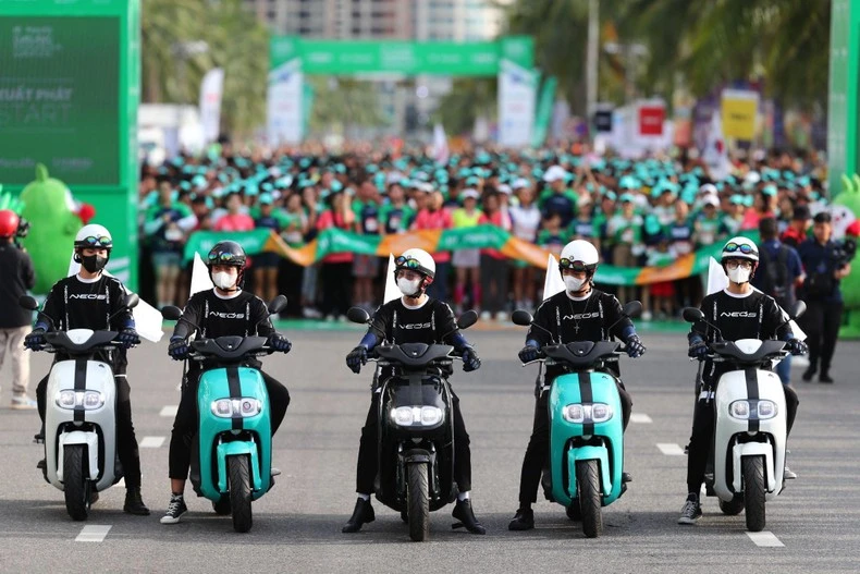Đội dẫn đường bằng xe điện Yamaha NEO’s.
