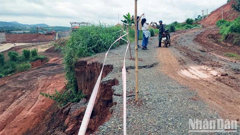 Đường giao thông cạnh dự án hồ chứa nước Đông Thanh bị sạt lở.