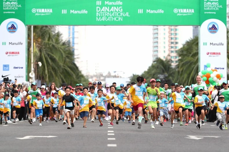 Đường đua nhí cự ly 1,5km được mọi người tham gia cổ vũ nhiệt tình nhất.