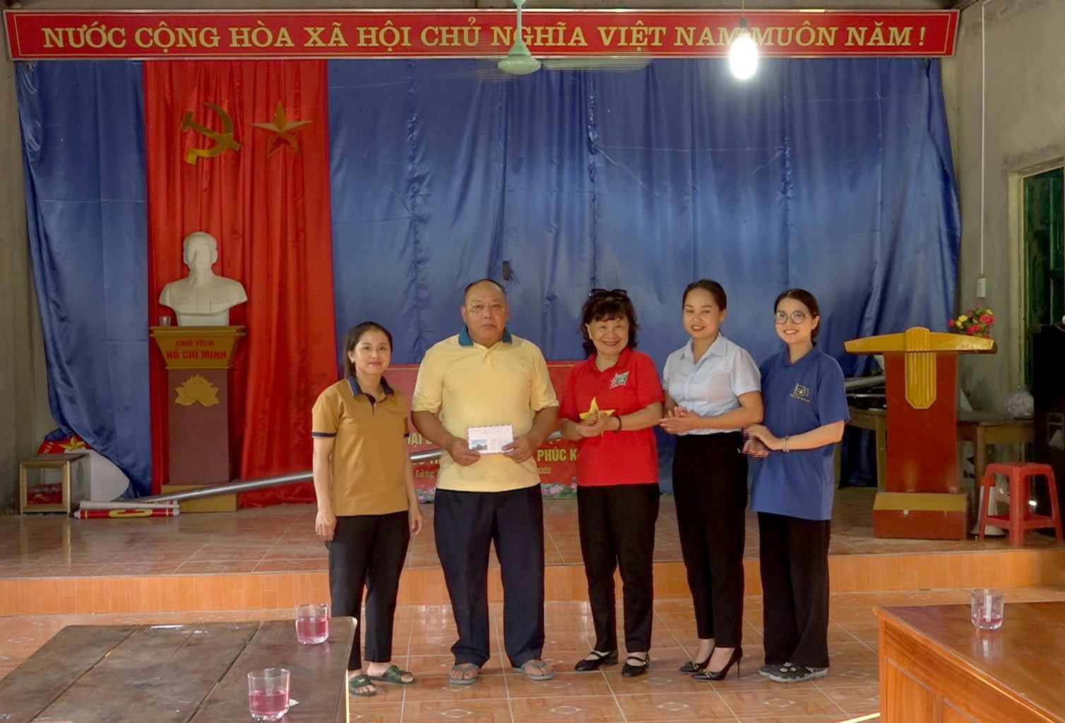 Bà Trần Hồng Dung, Phó Chủ tịch Thường trực Câu lạc bộ Mãi mãi tuổi 20 ủng hộ tiền cho thôn Làng Đẩu, xã Phúc Khánh để sơn Nhà văn hóa thôn_.jpg